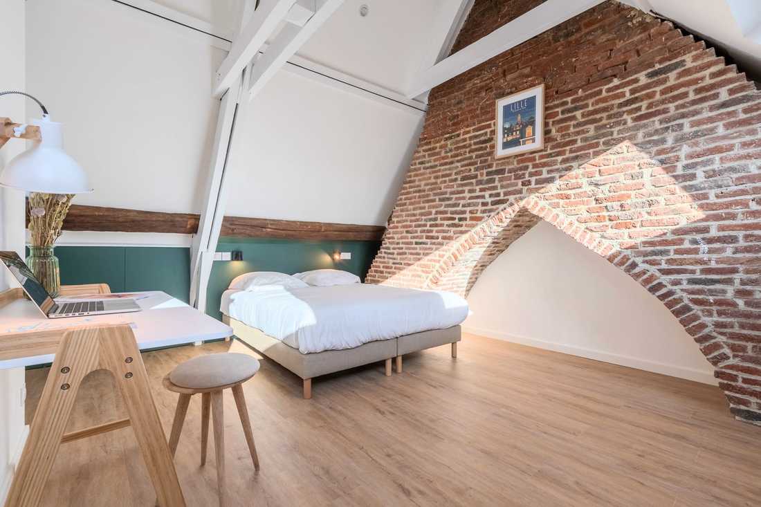 Chambre avec mur en briques apparentes