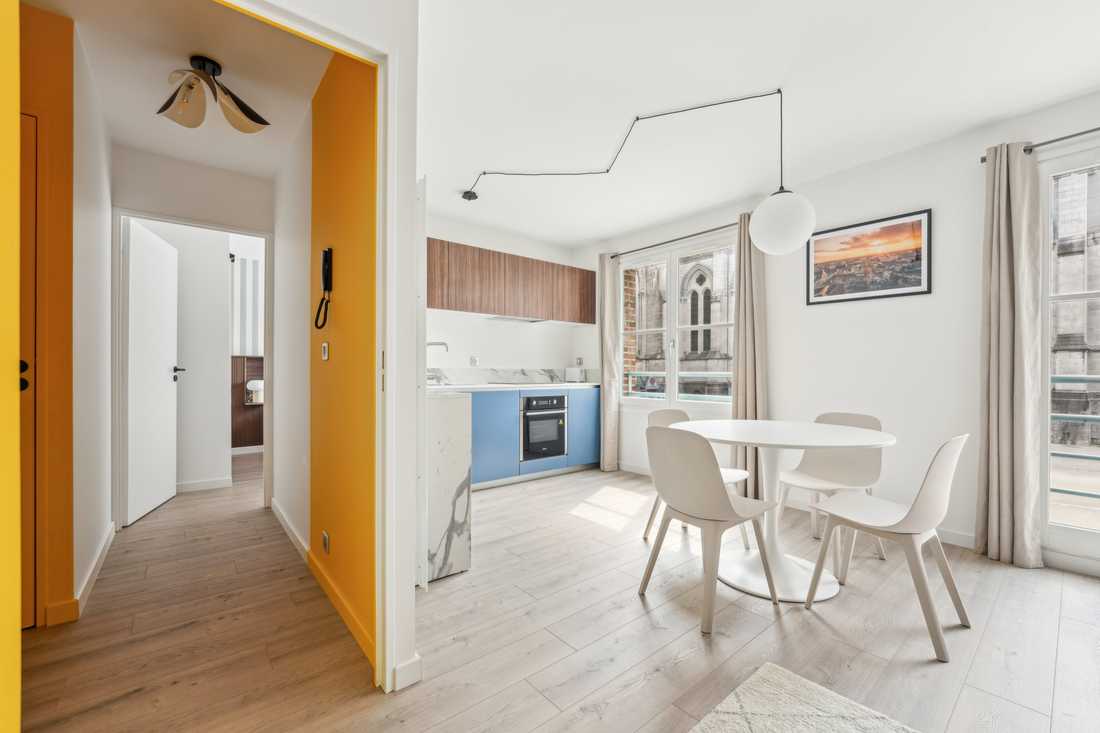 Entrée avec murs jaunes dans un appartement lillois