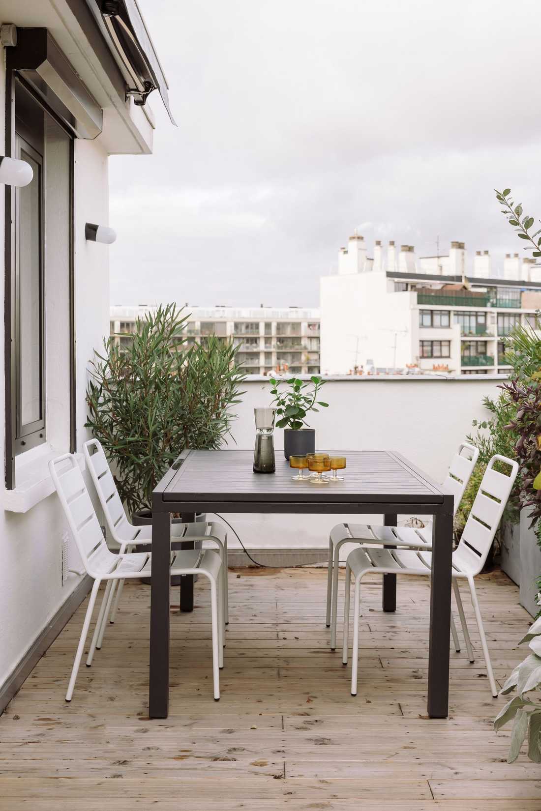 Coin repas sur la terrasse de l'appartement à Lille