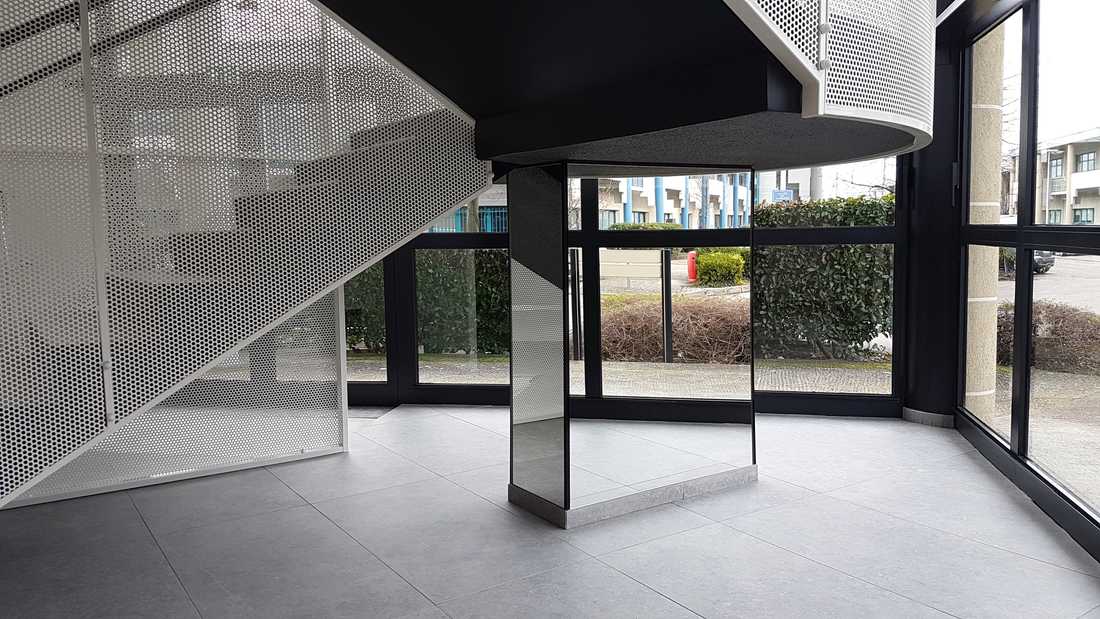 Escalier du lobby aménagé par un architecte spécialiste de l'architecture commerciale à Lille