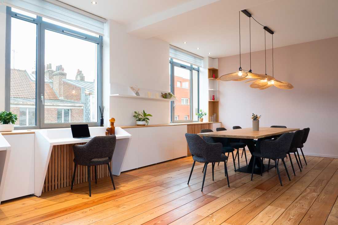 Salle à manger avec espace bureau pour le télétravail