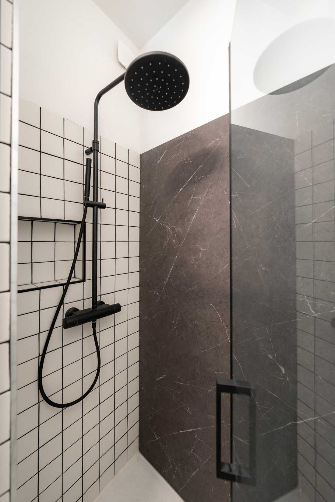 Cabine de douche carrelage et pierre