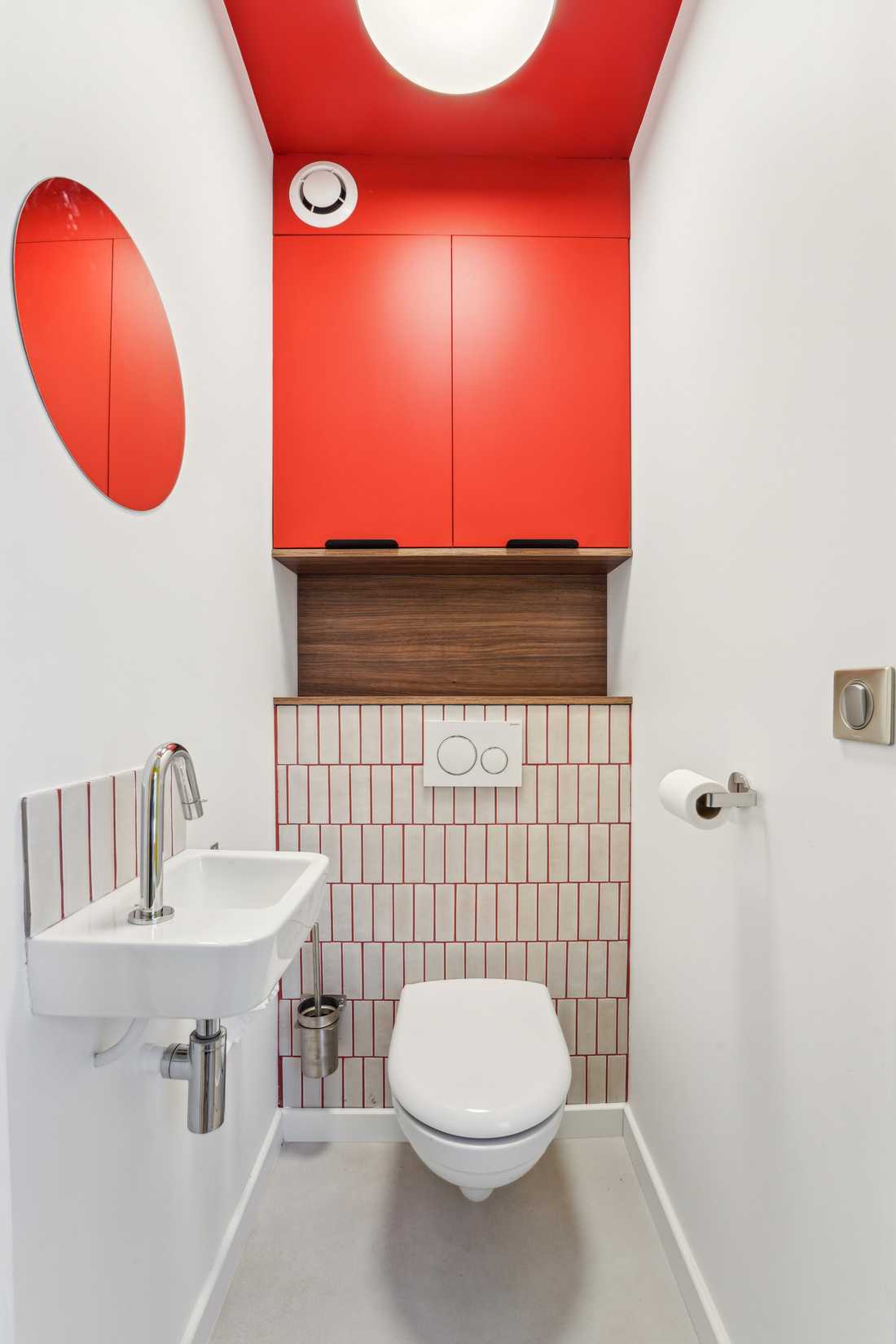 WC avec meuble rouge et zellige