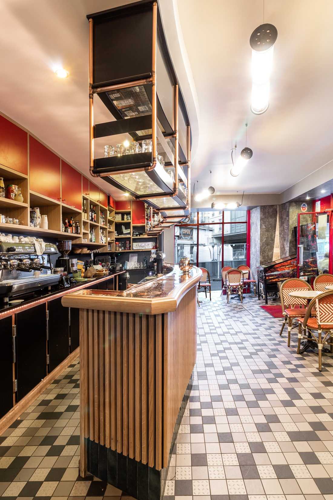 Rénovation intérieure d'un café type bistrot - le bar vue de côté