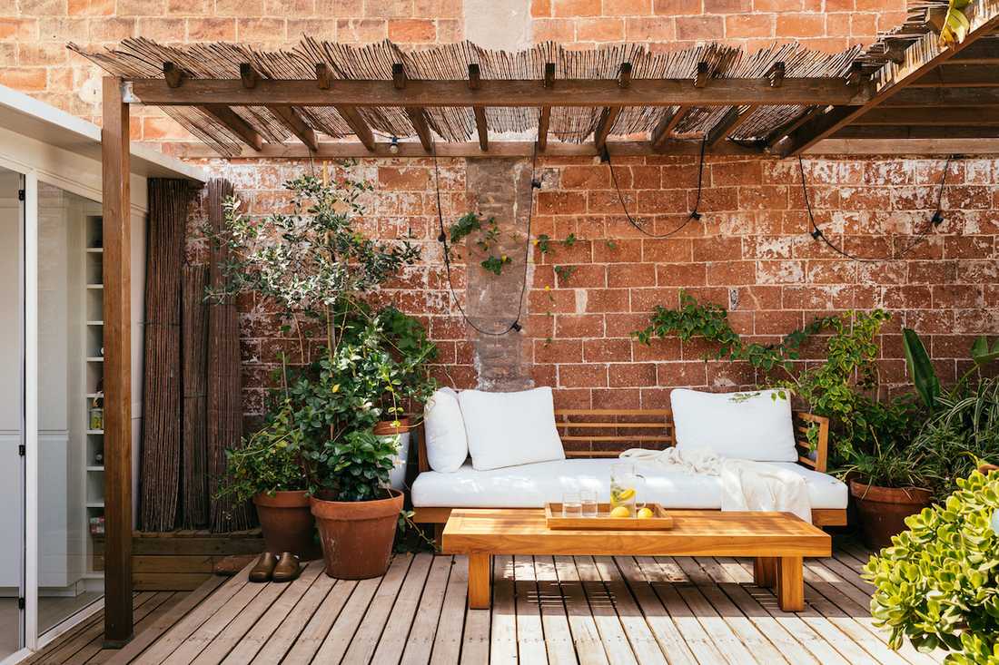 Aménagement d'un toit-terrasse en bois - la terrasse avec canapé