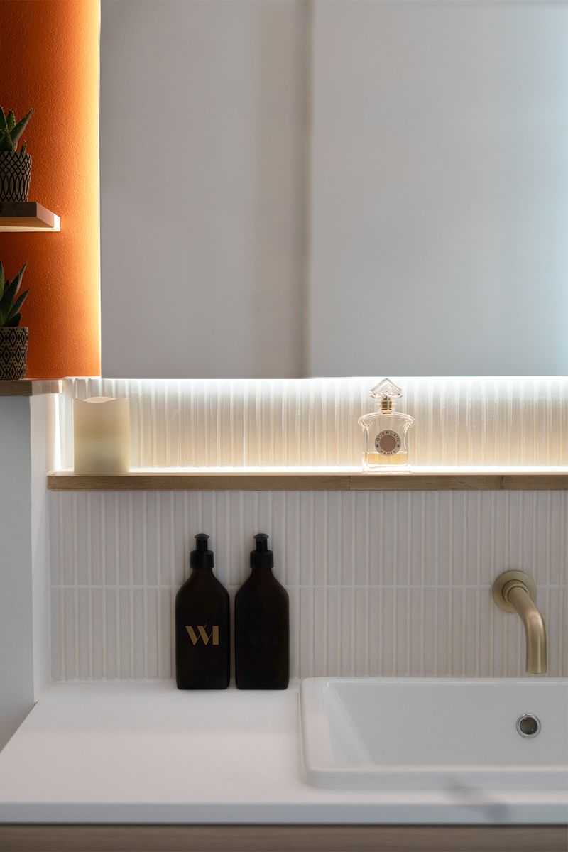 Salle de bains avec tons terreux